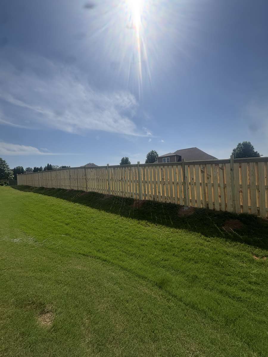 Horizontal slat privacy fence