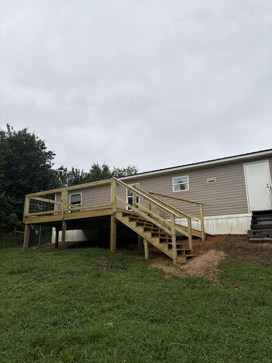 Deck with hog wire railing